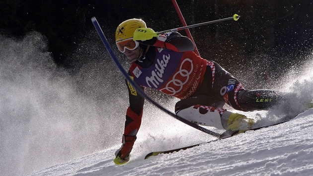 ZVÍTZÍ? Ivica Kosteli se v prvním kole slalomu ítí ze slovinského svahu.