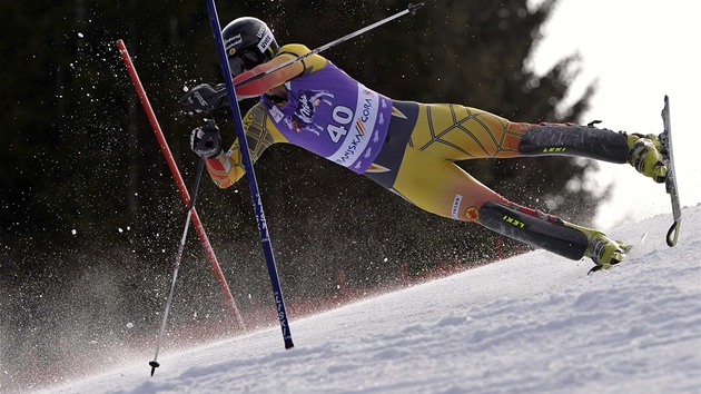 SPEKTAKULRN PD. Kanadsk lya Paul Stutz ztrc rovnovhu ve slalomu v Kranjsk Goe.
