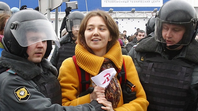 Jedna z úastnic demonstrace je zatýkána policií