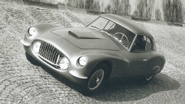 První verze Fiatu 8V mla dálkové reflektory zakomponované do masky chladie.
