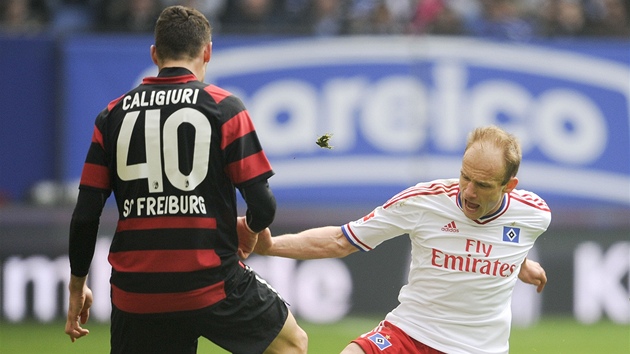 Fotbalista David Jarolím z Hamburku bojuje o míč s Danielem Caligiurim z Fotbalista David Jarolím z Hamburku bojuje o míč s Danielem Caligiurim z