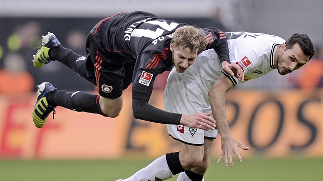 Hrá Leverkusenu Stefan Kiessling (vlevo) letí pro mí v bundesligovém duelu s