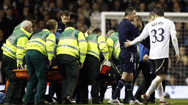 ZÁCHRANA. Zdravotníci bhem zápasu Anglického poháru Boltonem a Tottenhamem...