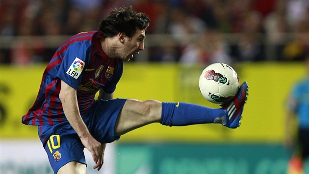 Barcelonský ostrostelec Lionel Messi krotí mí v ligovém zápase se Sevillou.