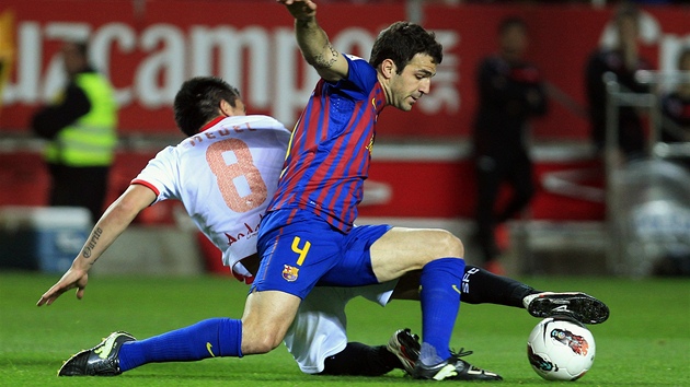 Barcelonský fotbalista Francesco Fabregas bojuje o mí v zápase se Sevillou.