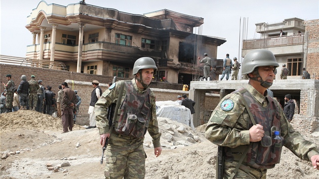 Turetí vojáci z jednotky ISAF Severoatlantické aliance (NATO) poblí místa