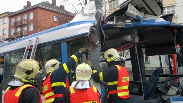 Odklízení havarovaného trolejbusu v Ostrav (11. bezna 2012)