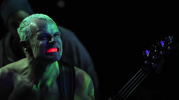 Baskytarista Flea z Red Hot Chili Peppers si uívá koncert v Barcelon v rámci