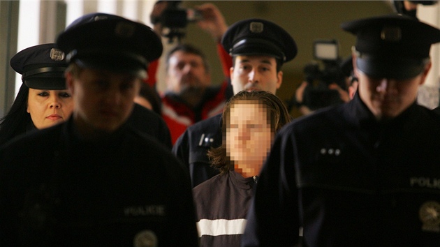 Policist pivd k Okresnmu soudu enu z Radvanic, kter je podezel ze zavinn smrti tymsnho kojence.

