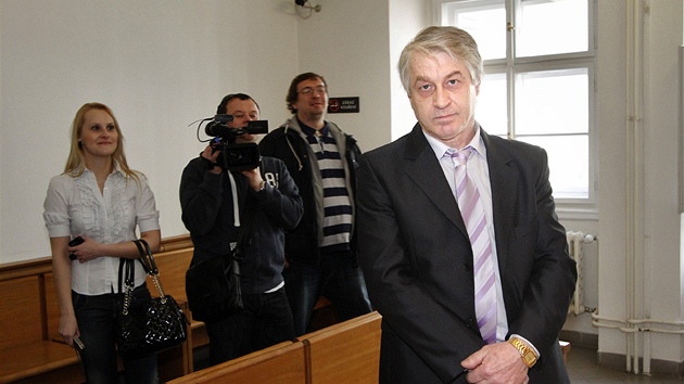 Josef Rycht ped jednnm rozvodovho soudu. (19. bezna 2012)
