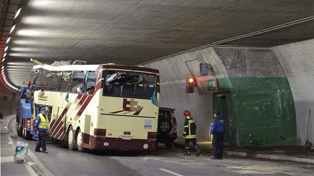 vcai odtahuj vrak turistickho autobusu z tunelu na dlnici A9 (14. bezna 2012)