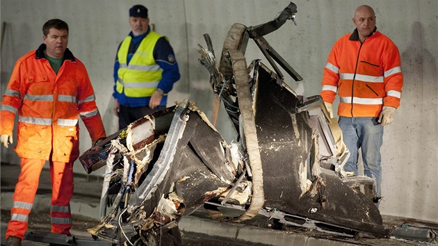 výcatí záchranái v tunelu na dálnici A9, kde havaroval belgický autobus