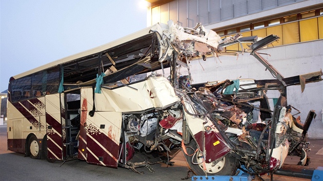 Autobus narazil eln do stny nouzového parkovit.