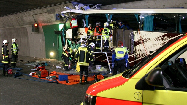 Havarovaný belgický autobus na výcarské dálnici A9 (14. bezna 2012)