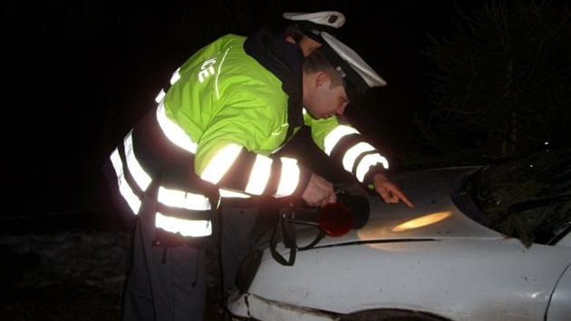 Policisté zkoumají Chrysler Neon po smrtelné srážce s chodcem ve Zdoňově na Policisté zkoumají Chrysler Neon po smrtelné srážce s chodcem ve Zdoňově na