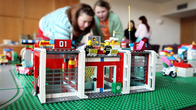 Piblin 70 dtí se podílelo na stavb msteka ze stavebnice Lego na ploe 12...