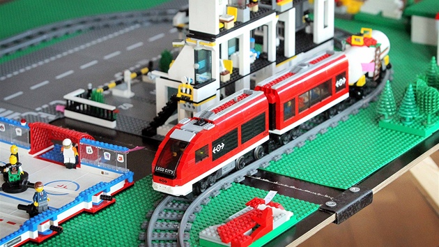 Piblin 70 dtí se podílelo na stavb msteka ze stavebnice Lego na ploe 12...