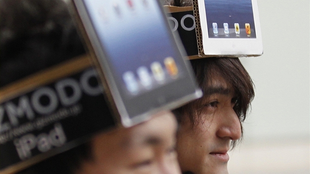 Zkaznci ekaj u prodejny Apple v Tokiu na novou verzi iPadu (16. bezna 2012)