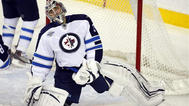 Branká Ondej Pavelec (s maskou) podepsal v kanadském Winnipegu smlouvu na dalích pt let. Zstane mu také parák Chris Mason?