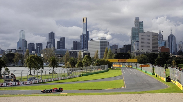 S MRAKODRAPY ZA HLAVOU. Klasické panorama úvodního závodu sezony formule 1 v