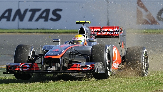 NEJDRAÍ SEKAKA NA TRÁVU. Lewis Hamilton jezdil v kvalifikaci Velké ceny