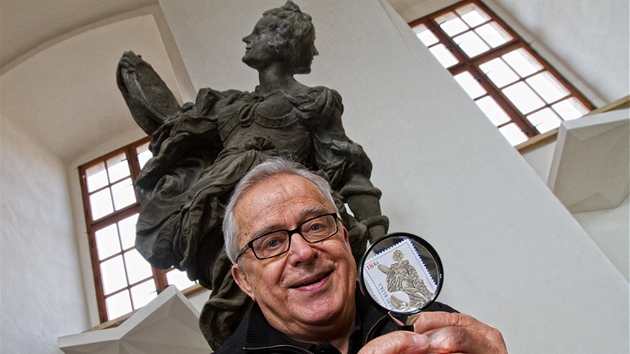 Grafik Zdenk Ziegler stojí ped Braunovou sochou, která zobrazuje moudrost.
