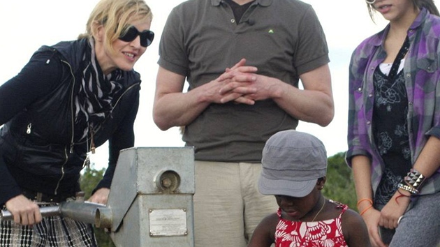 Madonna pivezla dceru Mercy do Malawi v roce 2010