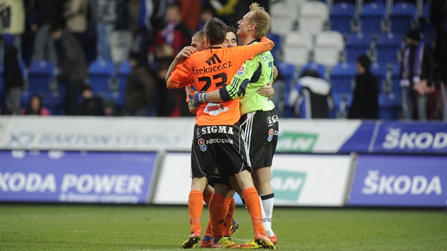 VELK RADOST. Takhle slavili olomout fotbalist dal vtzstv. Pro dleit body v boji o zchranu si pijeli na hit mistrovsk Plzn a ampionovi naszeli tyi gly.