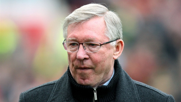 Alex Ferguson sleduje výkon svého Manchesteru United proti týmu West Bromwich.