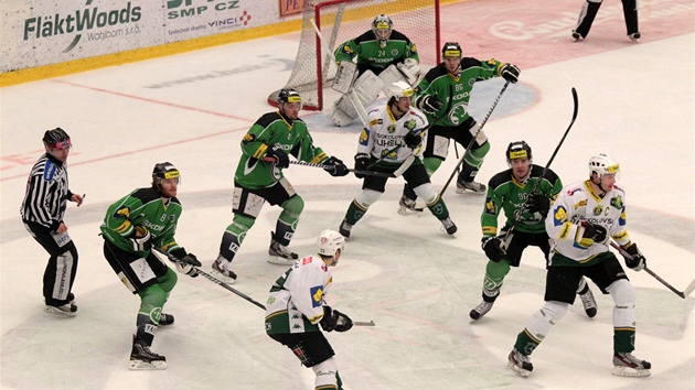Momentka z duelu hokejového play-out Mladá Boleslav - Karlovy Vary.