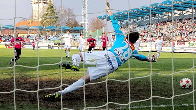 INKASOVAL Z PENALTY. Milan Hea, branká Slovácka, na umístnou stelu z