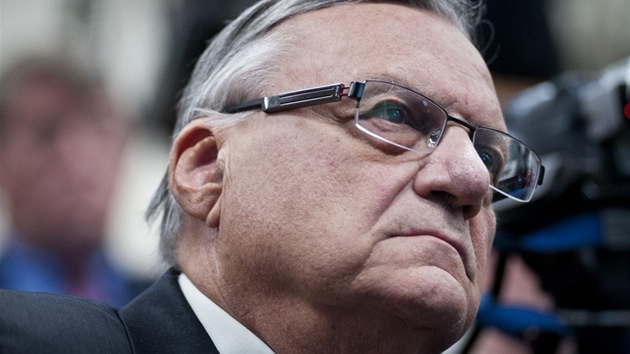 Joe Arpaio na tiskové konferenci zpochybnil pravost rodného listu Baracka Obamy