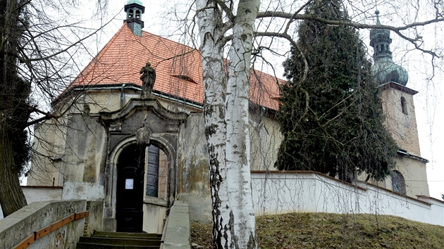 Kostel Nejsvtj trojice v Din na severnm Plzesku.