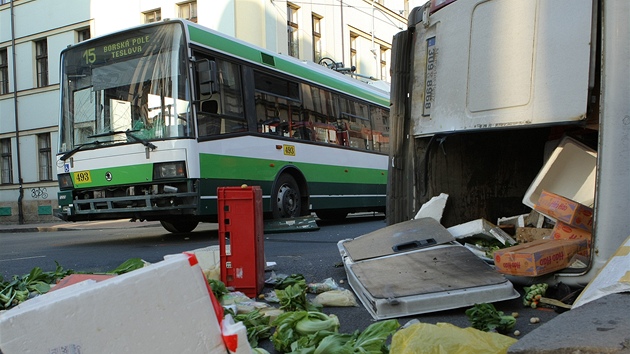 Sráka trolejbusu a dodávky v Tylov ulici v Plzni.