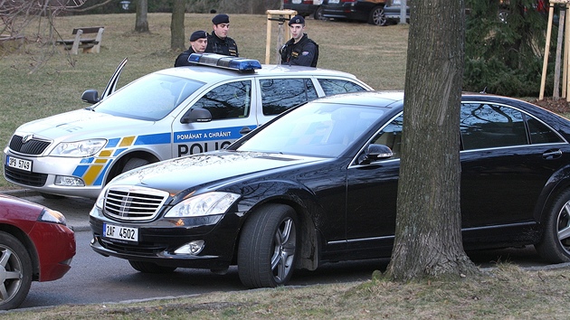 V souvislosti s pepadenm autobazaru v Rokycanech zajistila policie v pondl odpoledne v Plzni na Slovanech  ti vozy.