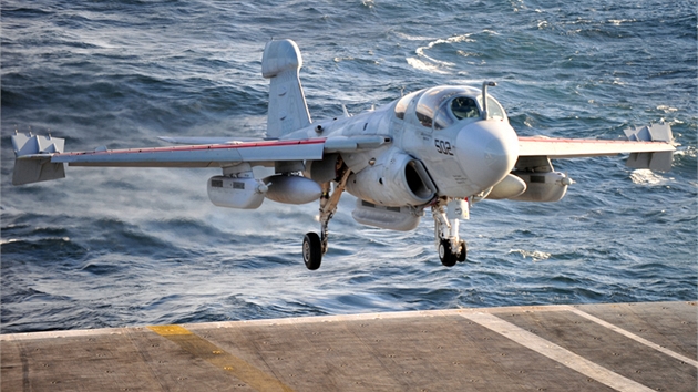 EA-6B Prowler jde na pistání