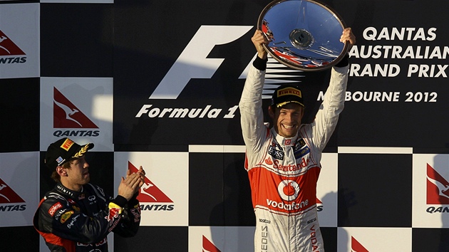 POTLESK OD AMPIONA. Obhjce titulu mistra svta Sebastian Vettel uznale tlesk vtzi vodn zvodu Jensonu Buttonovi. 