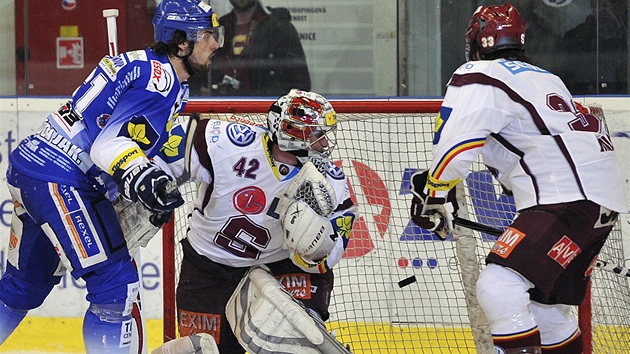 Jakub Svoboda z Brna (vlevo) dv druh gl Komety do brny sparanskho glmana Tome Ppperleho. Vpravo sparansk Troy Milam. 