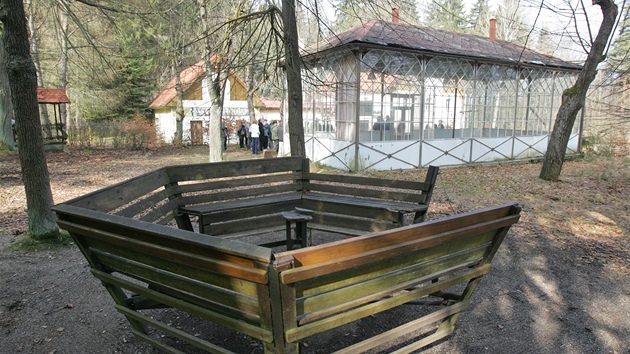 Sklenný pavilon ped výletní restaurací Svatý Linhart v karlovarských