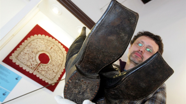 Restaurátor Duan Vanura ukazuje Valtejnovy boty z jednoho kusu ke. Podle