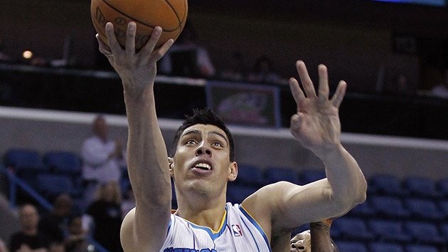 Gustavo Ayón z New Orleans zakonuje v utkání s Charlotte.