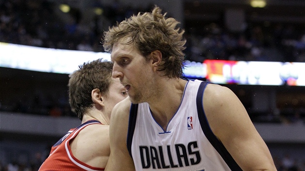 BÝT JAKO DIRK. Jan Veselý (vlevo) z Washingtonu chce být jako Dirk Nowitzki z... BÝT JAKO DIRK. Jan Veselý (vlevo) z Washingtonu chce být jako Dirk Nowitzki z...