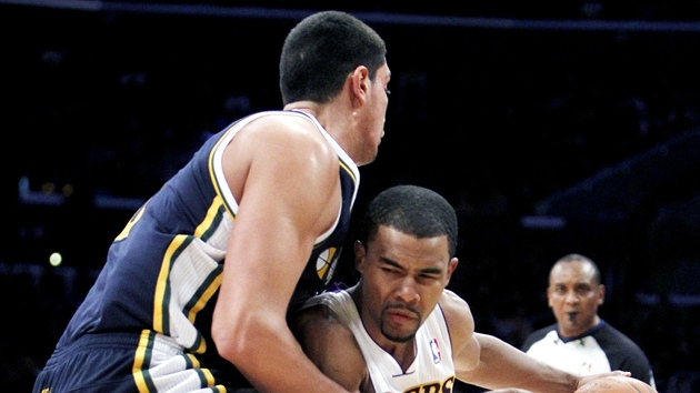 Ramon Sessions z LA Lakers se tlaí do Enese Kantera z Utahu,