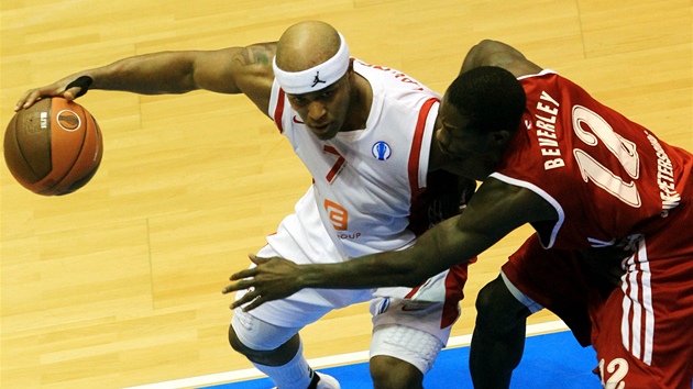 Eugene Lawrence (vlevo) z Nymburka vymýšlí, kudy přes Patricka Beverleyho ze Eugene Lawrence (vlevo) z Nymburka vymýšlí, kudy přes Patricka Beverleyho ze
