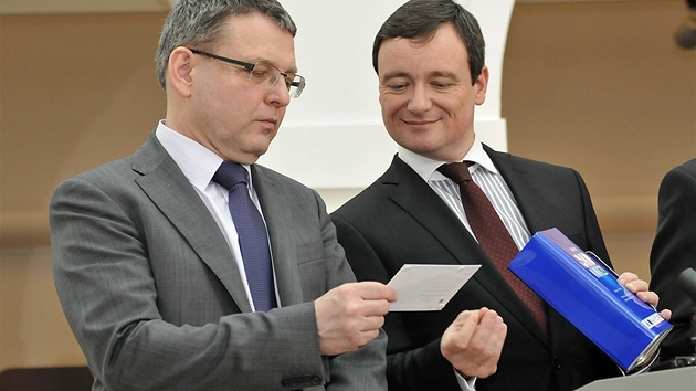 Poslanec David Rath (SSD) ukazuje kolegovi Lubomíru Zaorálkovi propaganí...