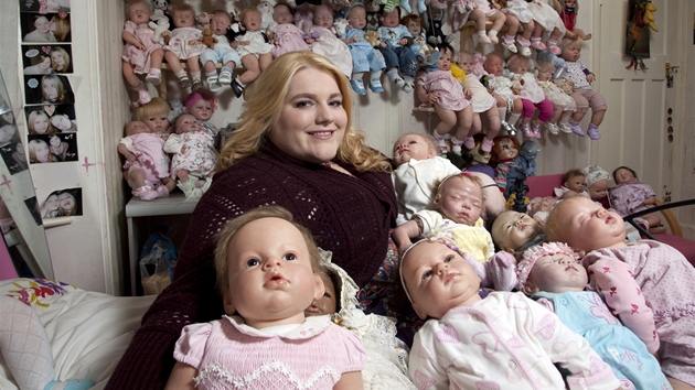 Angličanka Viki Andrewsová (19) se svými 97 reborn panenkami v celkové hodnotě Angličanka Viki Andrewsová (19) se svými 97 reborn panenkami v celkové hodnotě
