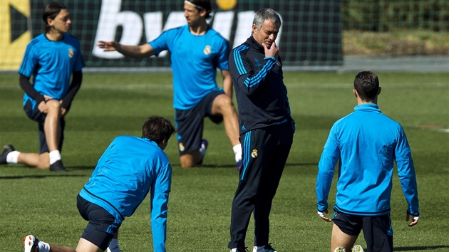 PORTUGALSKÉ DUO. Portugalský kou José Mourinho si bhem tréninku Realu Madrid
