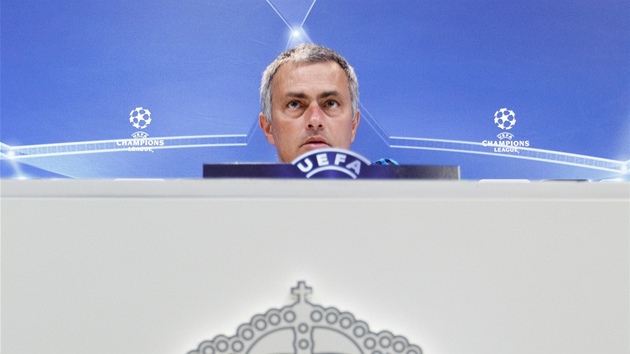 TISKOV KONFERENCE. Jos Mourinho, trenr Realu Madrid, odpovd na otzky novin ped utknm Ligy mistr proti CSKA Moskva.