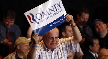 Píznivec Mitta Romneyho slaví vítzství svého oblíbence v primárkách ve státu