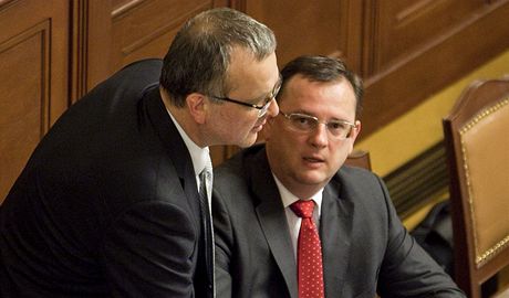 Ministr Kalousek a premiér Neas se zapojili i do vyostené debaty o návrhu.